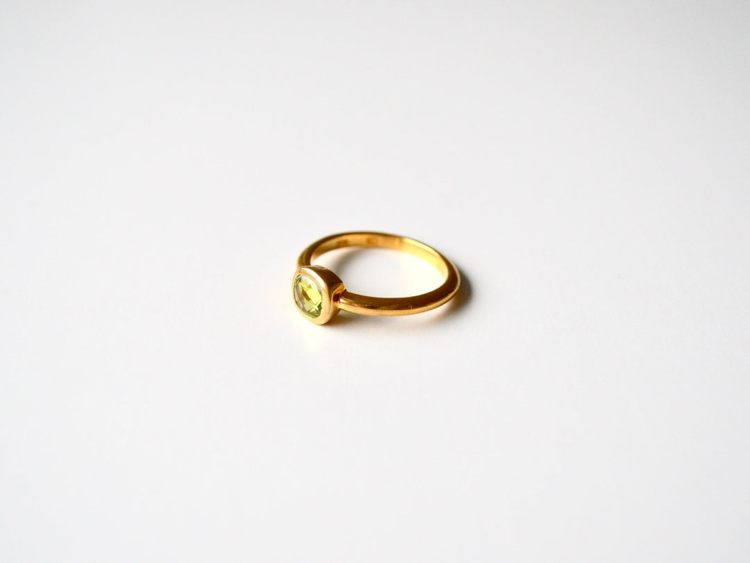 Square Dots: Facettierter Peridot Ring vergoldet | Gr. 54