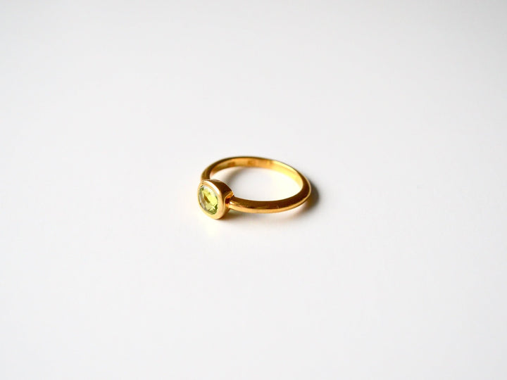Square Dots: Facettierter Peridot Ring vergoldet | Gr. 54