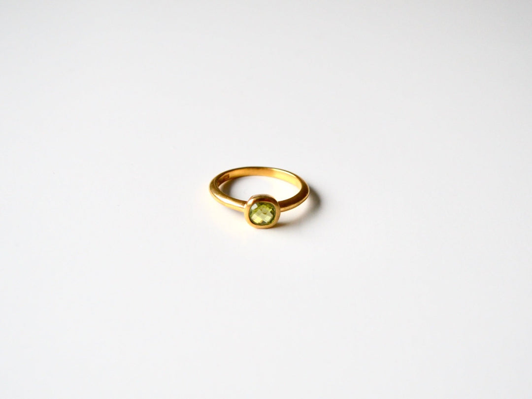 Square Dots: Facettierter Peridot Ring vergoldet | Gr. 54