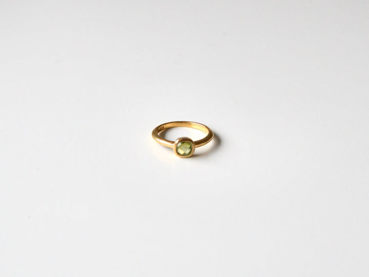 Square Dots: Facettierter Peridot Ring vergoldet | Gr. 54