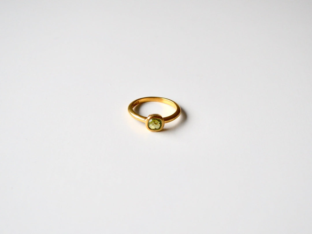 Square Dots: Facettierter Peridot Ring vergoldet | Gr. 54