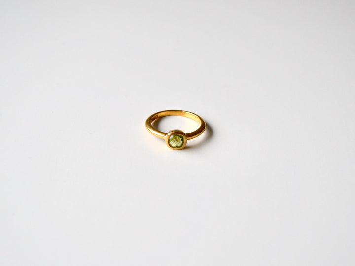 Square Dots: Facettierter Peridot Ring vergoldet | Gr. 54