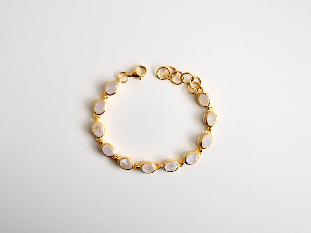 Oval Gems: Statement Armband Mondstein facettiert | vergoldet
