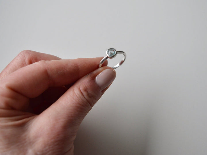 Square Dots: Blauer Topas Ring silber| Gr. 54, 58