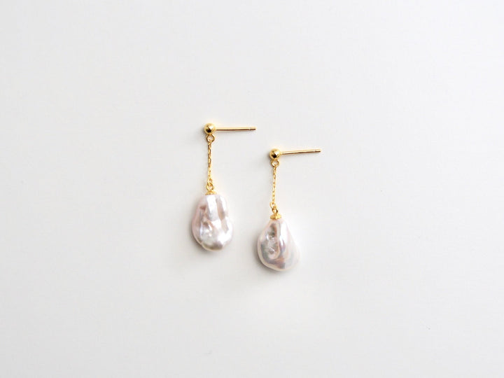 Dangling Pearls: Moderne Ohrstecker mit Barockperlen | vergoldet