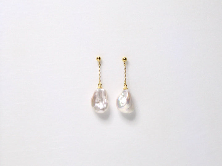 Dangling Pearls: Moderne Ohrstecker mit Barockperlen | vergoldet