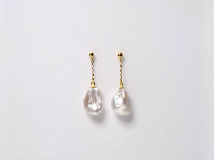 Dangling Pearls: Moderne Ohrstecker mit Barockperlen | vergoldet