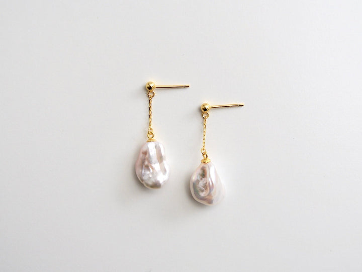 Dangling Pearls: Moderne Ohrstecker mit Barockperlen | vergoldet
