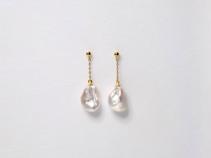 Dangling Pearls: Moderne Ohrstecker mit Barockperlen | vergoldet