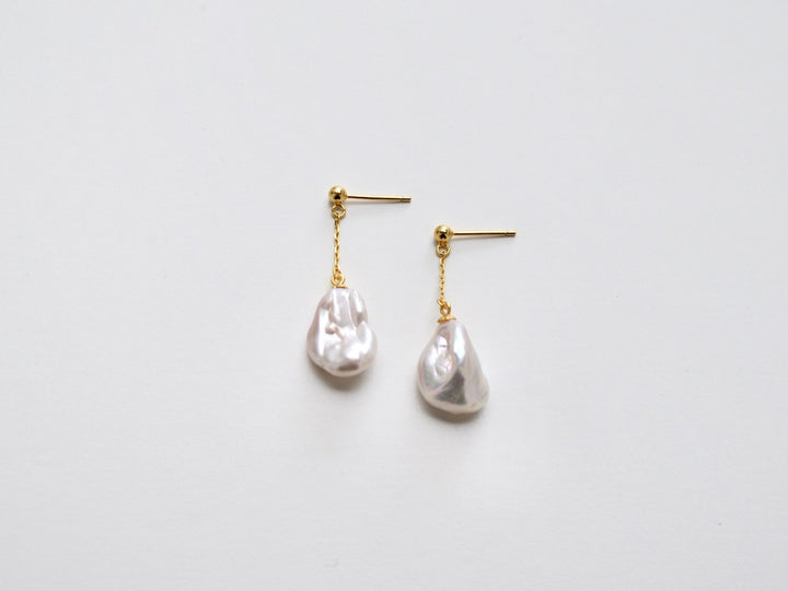 Dangling Pearls: Moderne Ohrstecker mit Barockperlen | vergoldet