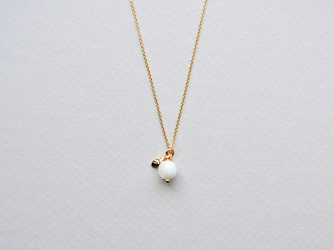 Moonstone & Leaves: Zarte Mondstein Kette vergoldet - Mia&Martha by Katja Schmalen