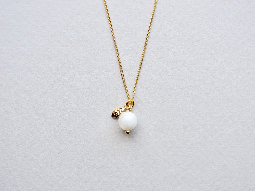 Moonstone & Leaves: Zarte Mondstein Kette vergoldet - Mia&Martha by Katja Schmalen