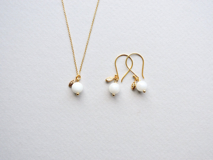 Moonstone & Leaves: Zarte Mondstein Kette vergoldet - Mia&Martha by Katja Schmalen