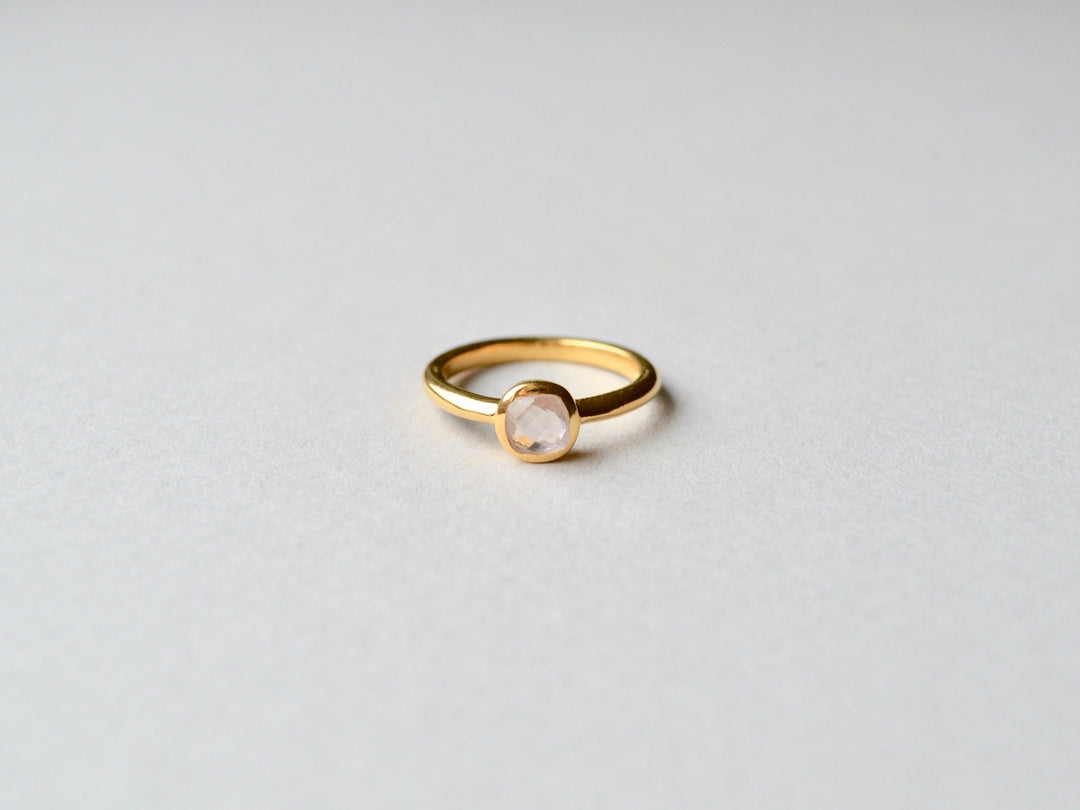 Square Dot: Facettierter Rosenquarz Ring vergoldet - Mia&Martha by Katja Schmalen
