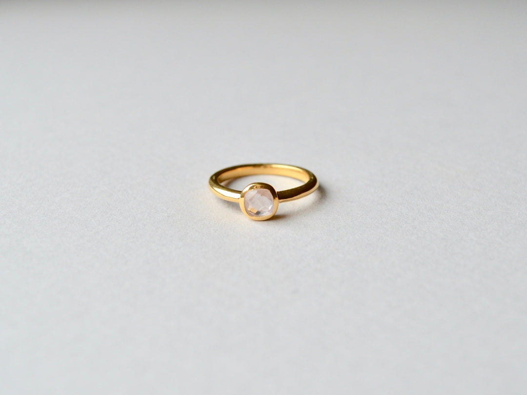 Square Dot: Facettierter Rosenquarz Ring vergoldet - Mia&Martha by Katja Schmalen