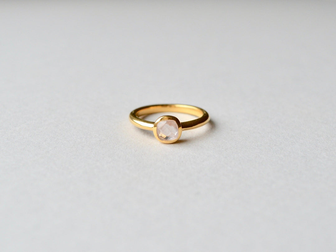 Square Dot: Facettierter Rosenquarz Ring vergoldet - Mia&Martha by Katja Schmalen