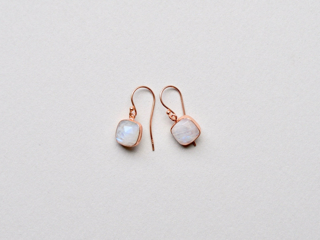Square Dots: Mondstein Ohrhänger | vergoldet, rosévergoldet, silber - Mia&Martha by Katja Schmalen