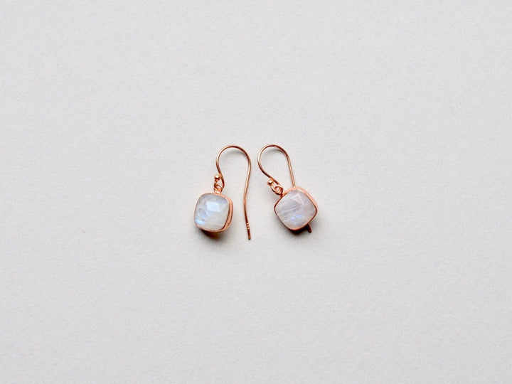 Square Dots: Mondstein Ohrhänger | vergoldet, rosévergoldet, silber - Mia&Martha by Katja Schmalen