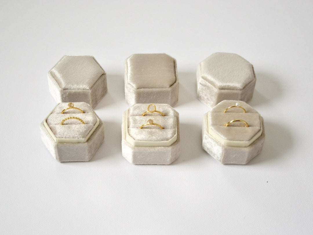 Velvet Love: Ringbox Hexagon aus Samt - Farbe Almond