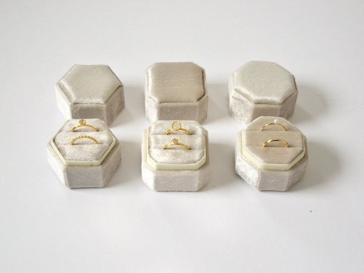 Velvet Love: Ringbox Hexagon aus Samt - Farbe Almond