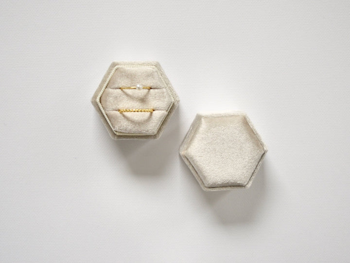 Velvet Love: Ringbox Hexagon aus Samt - Farbe Almond