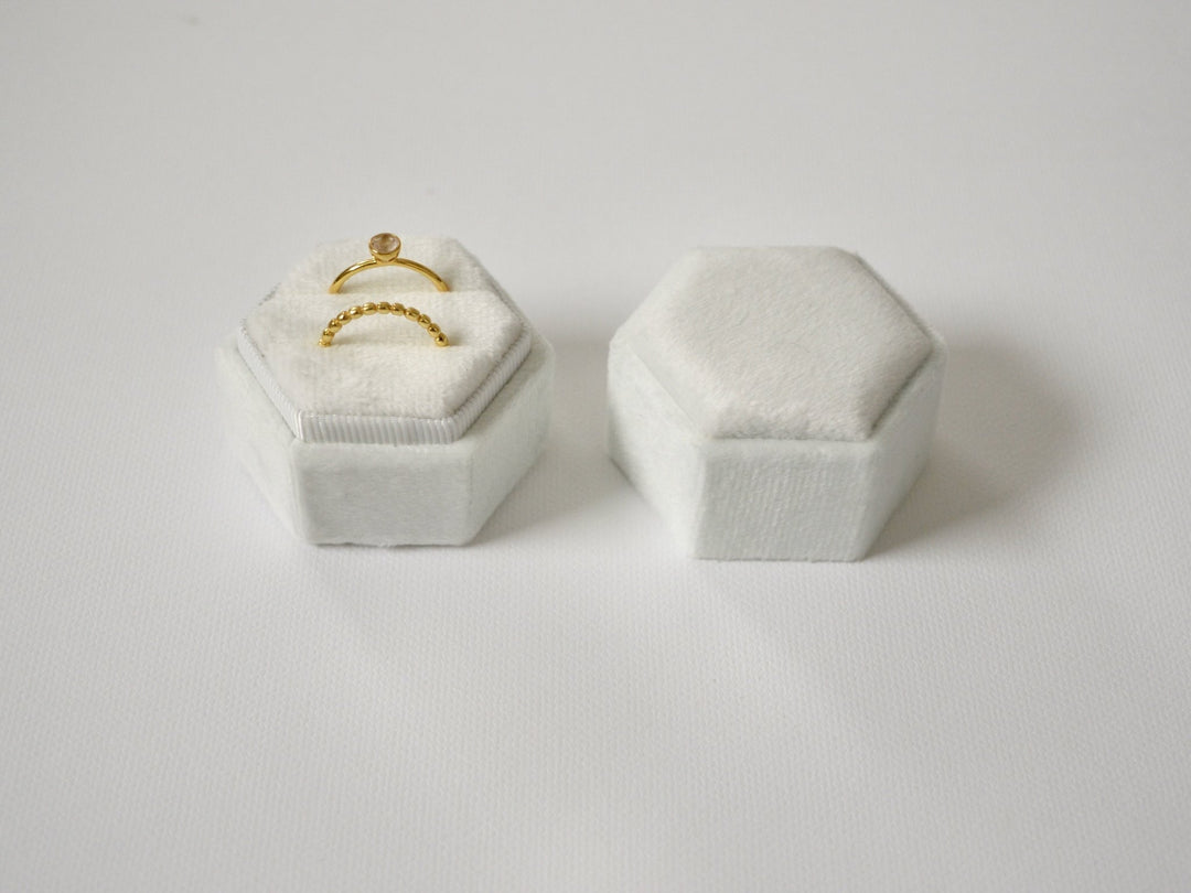 Velvet Love: Ringbox Hexagon aus Samt - Farbe Milk