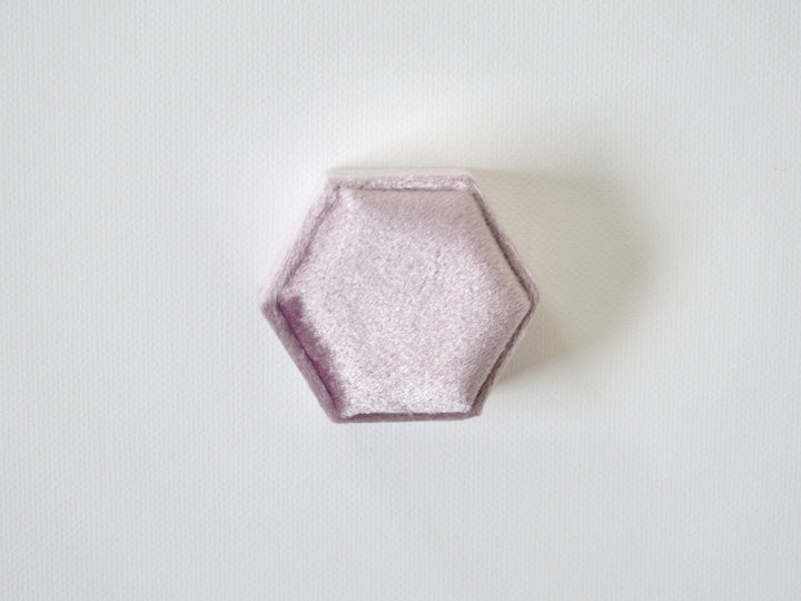 Velvet Love: Ringbox Hexagon aus Samt - Farbe Powder Violet