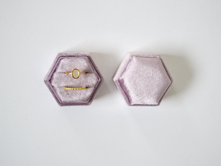 Velvet Love: Ringbox Hexagon aus Samt - Farbe Powder Violet