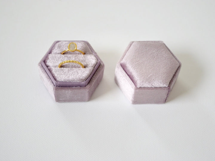 Velvet Love: Ringbox Hexagon aus Samt - Farbe Powder Violet