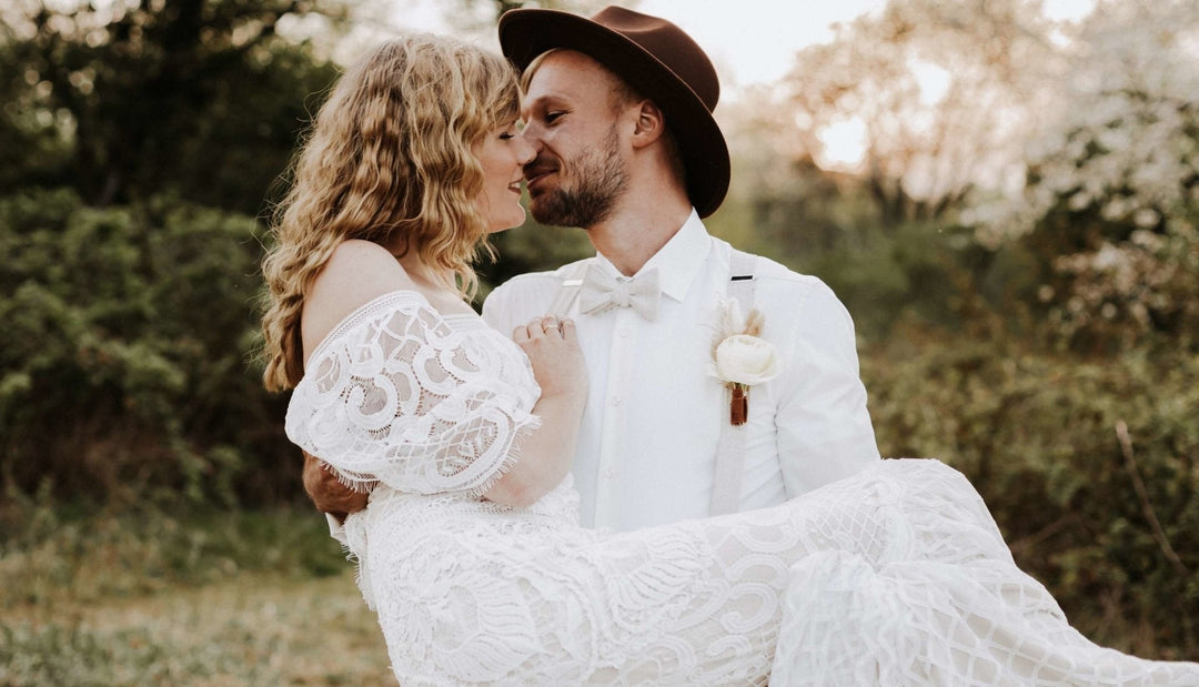 Verliebtes Brautpaar beim After Wedding Shooting mit Schmuck von Mia&Martha