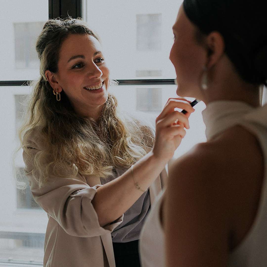 Brautstylistin Henrike Bleil aus Hamburg schminkt eine Braut, die Schmuck von Mia&Martha trägt