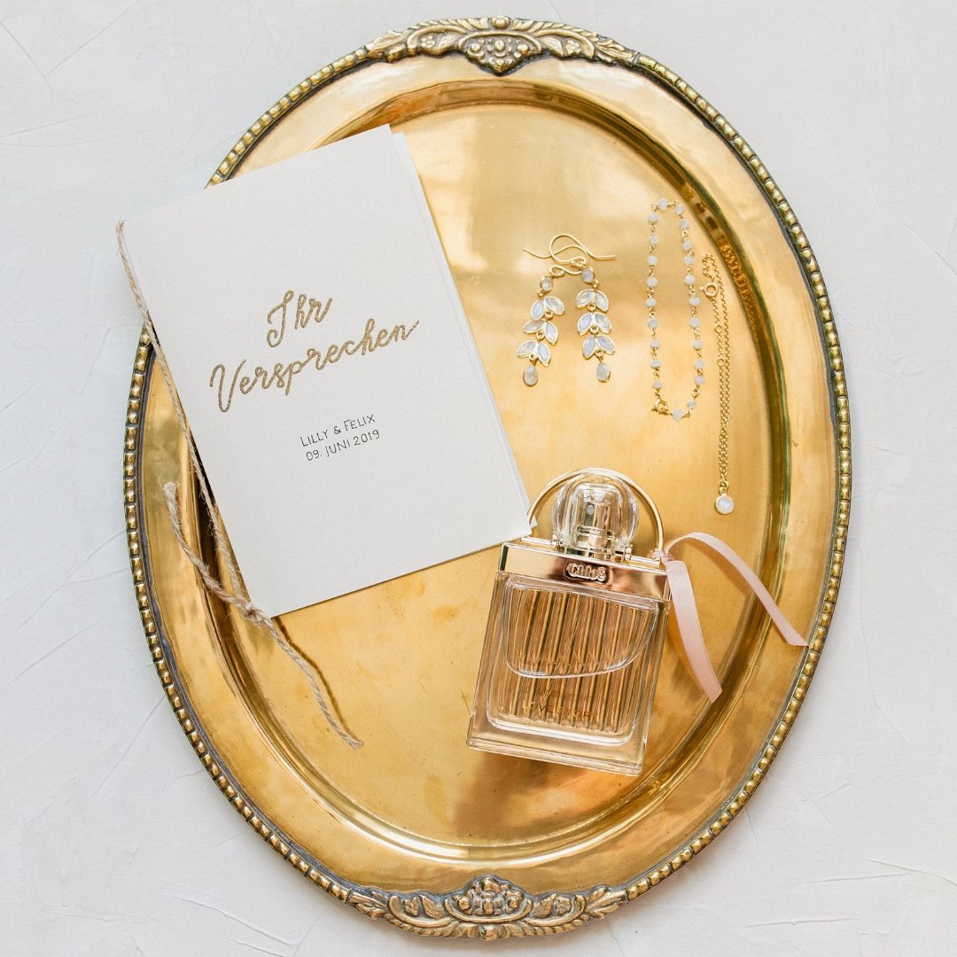 Wedding Flat Lay mnit Parfum und Schmuck von Mia&Martha