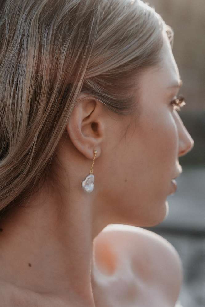 Dangling Pearls: Moderne Ohrstecker mit Barockperlen | vergoldet