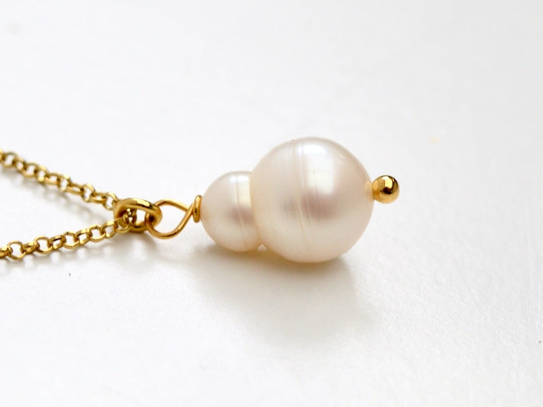 Seitliche Detailansicht der weißen Barockperle an der vergoldeten Peanut Pearls Kette