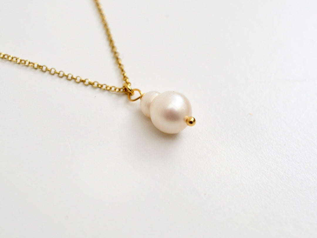 Vergoldete Peanut Pearls Kette mit weißem Perlenanhänger schräg liegend
