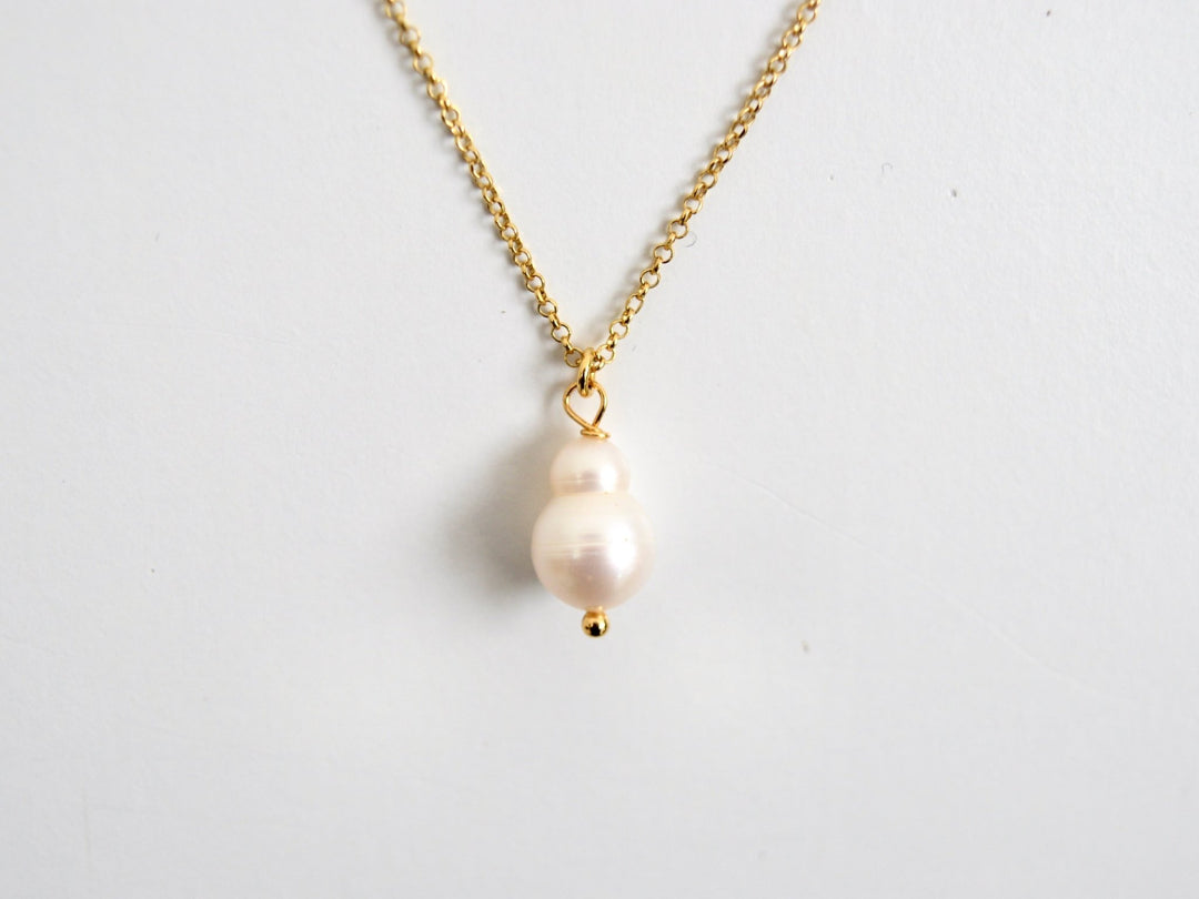 Frontansicht der vergoldeten Peanut Pearls Kette mit weißer Barockperle
