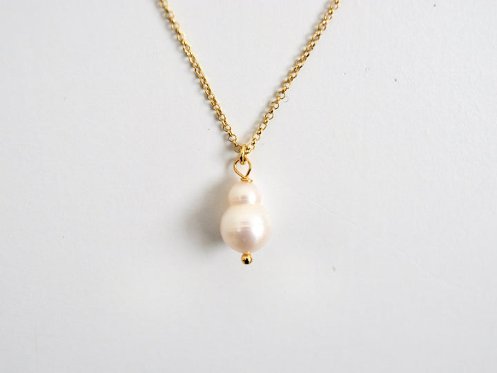 Frontansicht der vergoldeten Peanut Pearls Kette mit weißer Barockperle