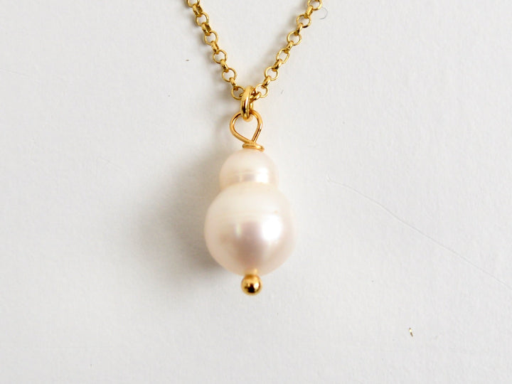 Weiße Barockperle der vergoldeten Peanut Pearls Kette in Nahaufnahme