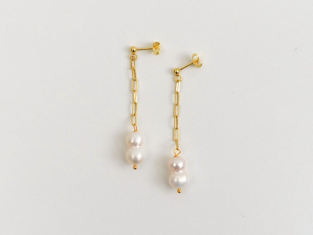 Peanut Pearls Ohrstecker mit Paperclip-Kette und aufgesteckten Ohrsteckerverschlüssen