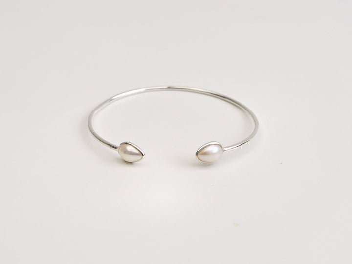 Pearl Drops: Moderne Perlen Armspange | vergoldet, rosévergoldet, silber