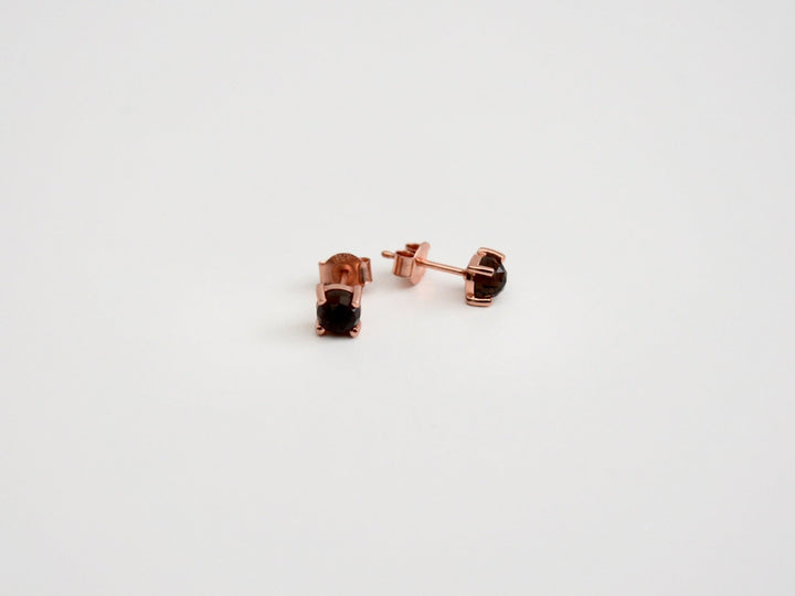 Round Gems: Rauchquarz Ohrstecker Prong | vergoldet, rosévergoldet, silber