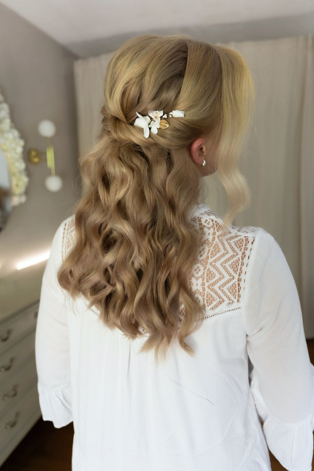 Haarkamm Vianne mit Blüten und Blattelementen an Braut