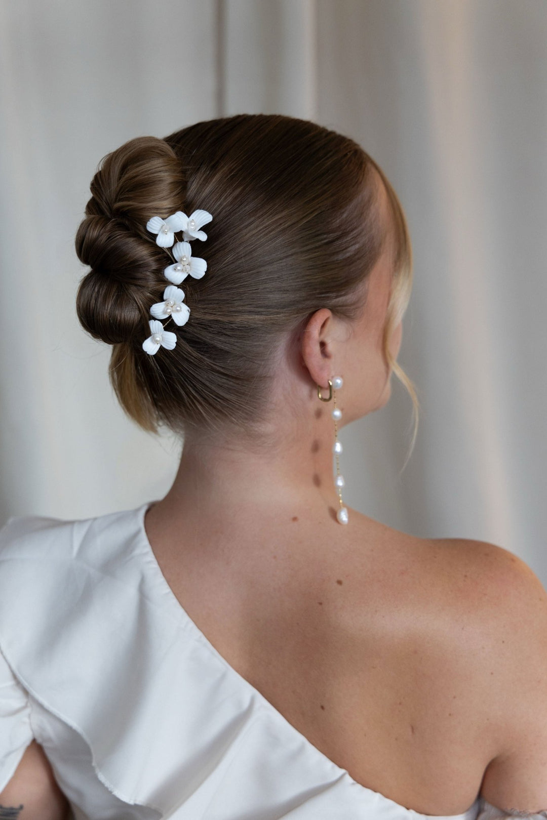 Tragebild an Braut: 3er Set Braut-Haarnadeln mit weißen Porzellanblüten aus der Violette Kollektion von Mia&Martha