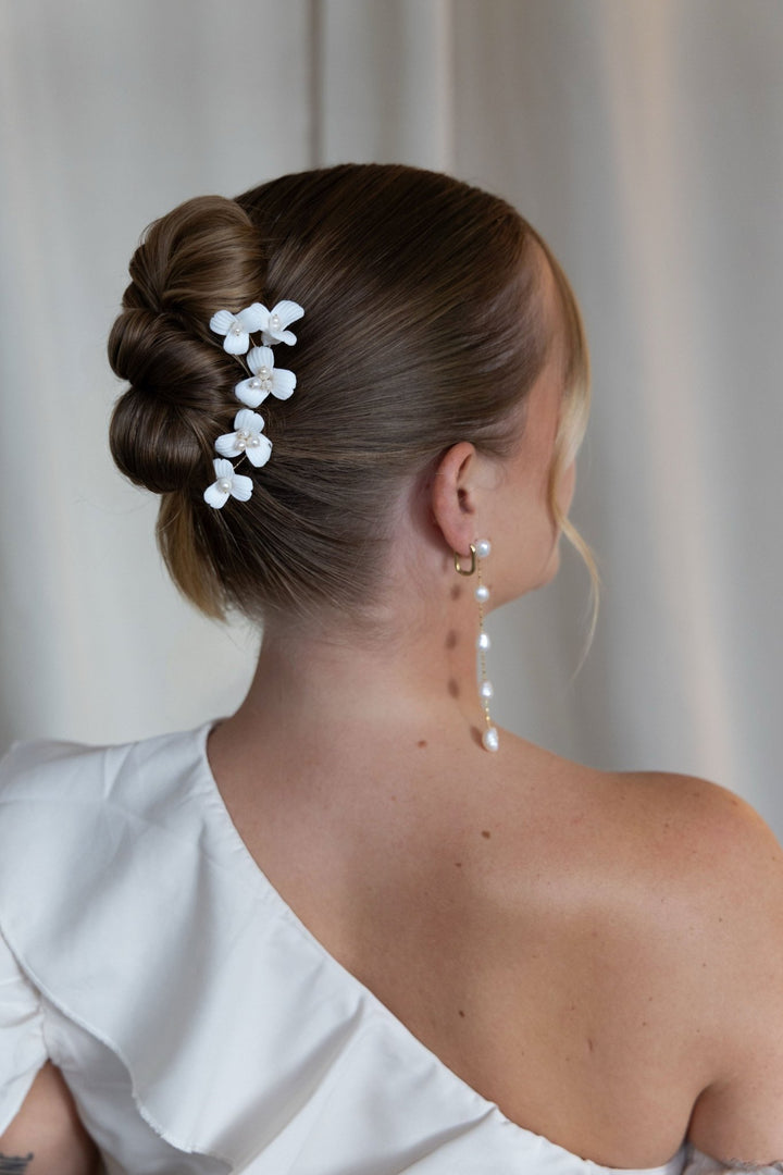 Tragebild an Braut: 3er Set Braut-Haarnadeln mit weißen Porzellanblüten aus der Violette Kollektion von Mia&Martha