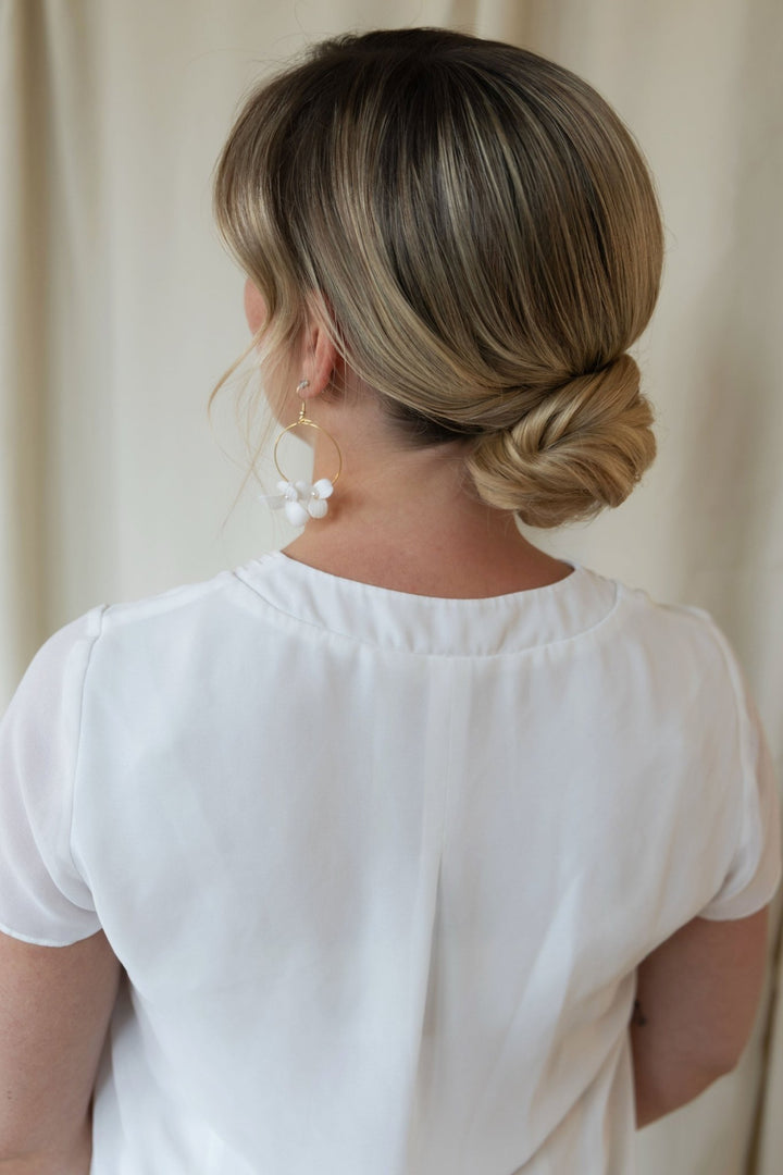 Getting Ready mit Braut: Ohrhänger Circle goldfarben und mit Perlen sowie weißen 3D Blüten aus der Violette Brautschmuck Kollektion von Mia&Martha