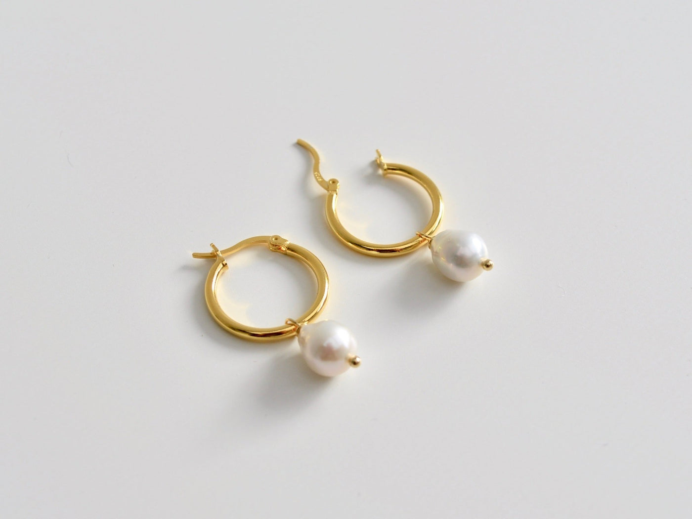 Baroque Pearls: Creolen mit echten Zuchtperlen | vergoldet, silber