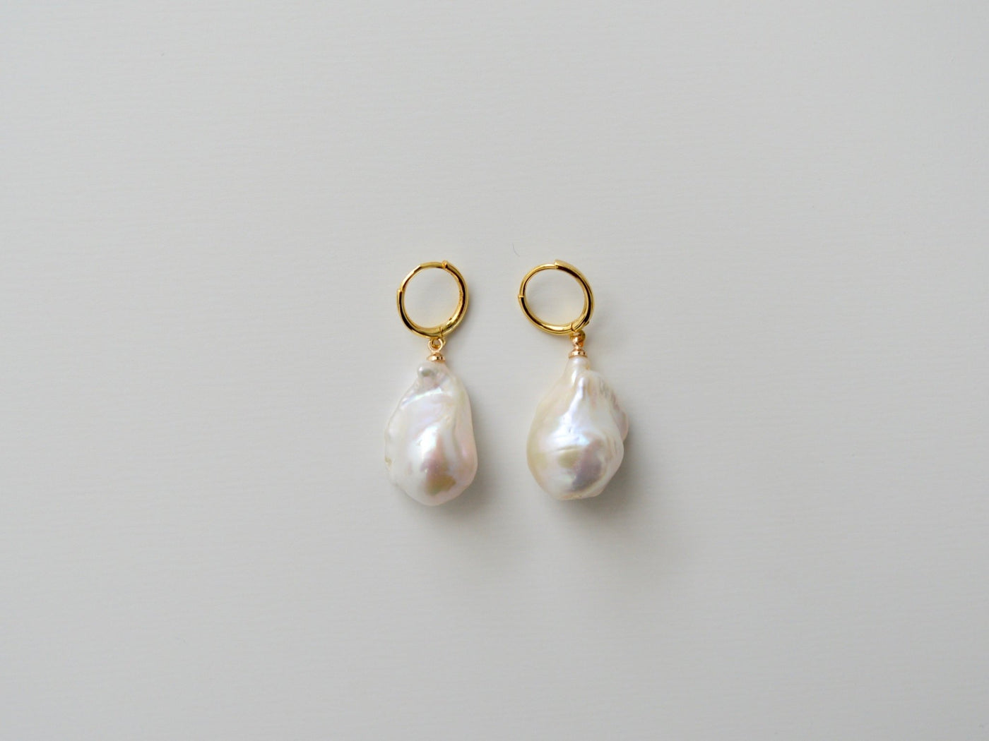 Baroque Pearls: Deluxe Mini Hoops mit 3D AAA Süßwasserperlen | vergoldet