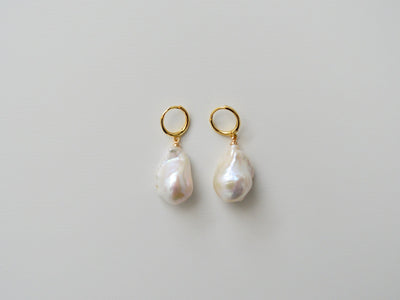 Baroque Pearls: Deluxe Mini Hoops mit 3D AAA Süßwasserperlen | vergoldet