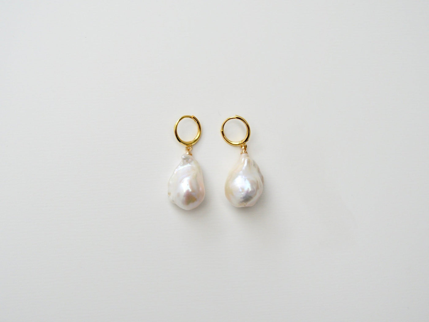 Baroque Pearls: Deluxe Mini Hoops mit 3D AAA Süßwasserperlen | vergoldet