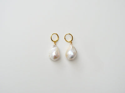 Baroque Pearls: Deluxe Mini Hoops mit 3D AAA Süßwasserperlen | vergoldet